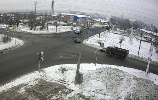 Решил проскочить на красный
