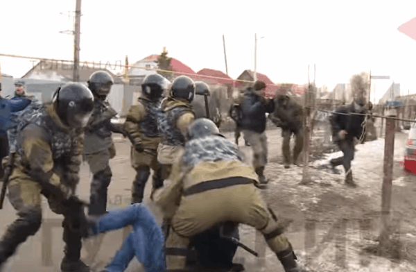 Как ОМОН задерживает цыган в Плеханово. Видео