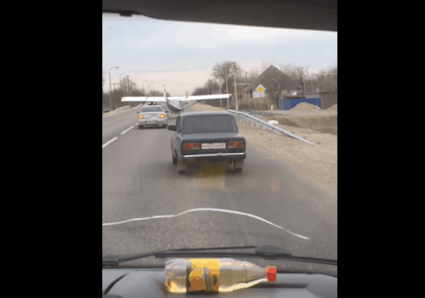 Самолёт чуть не сбил машину