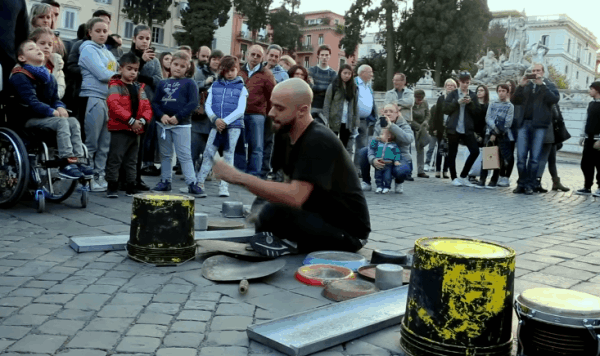 Крутое техно на кастрюлях! Мужик жжет, смотреть всем!