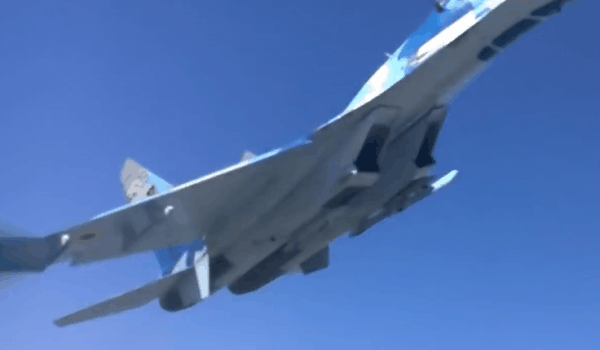 Су-27 пролетел прямо над головой