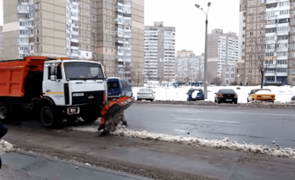 Как правильно убирать снег на дорогах!!!