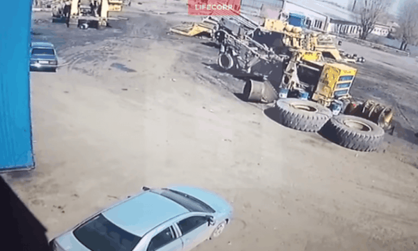 Колесо от БелАЗа упало на легковушку