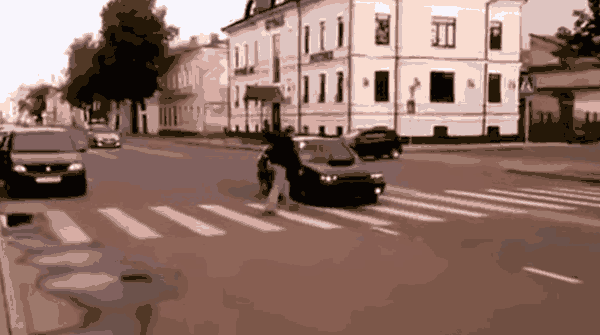Пешеход на зебре прошел по капоту авто