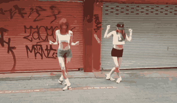 Девчонки танцуют shuffle