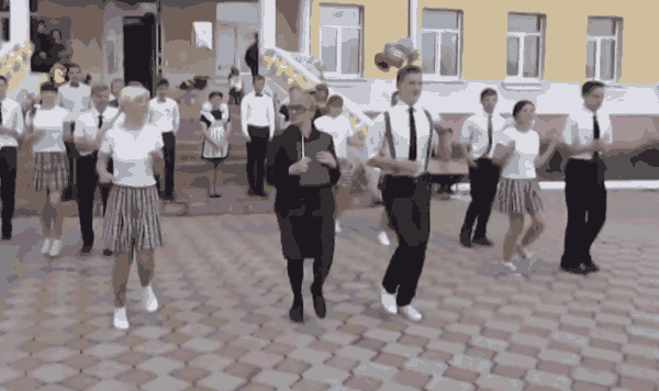 Зажигательный танец выпускников и учительницы