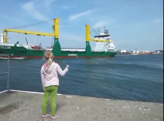 Девочка попросила посигналить корабль! Напросилась!!!