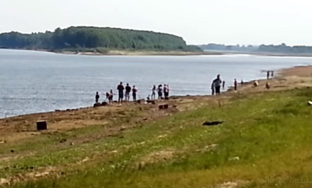 Два самолета набирают воду в реке