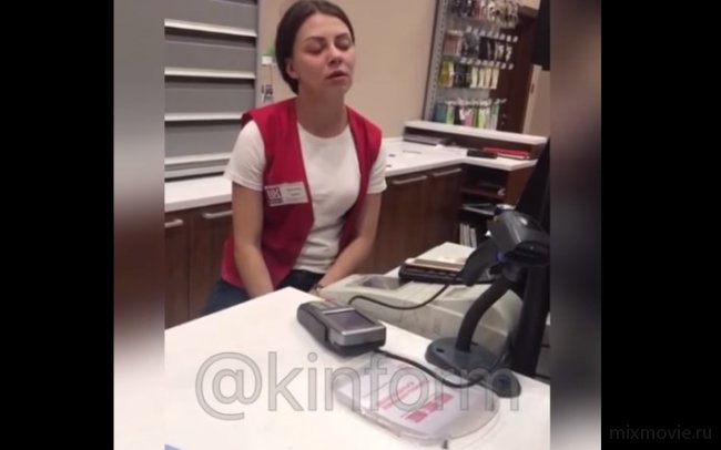 Оператор АЗС Лукойл под кайфом