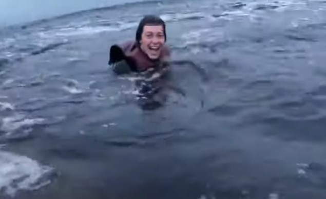 Эпично воткнулся в воду!!!