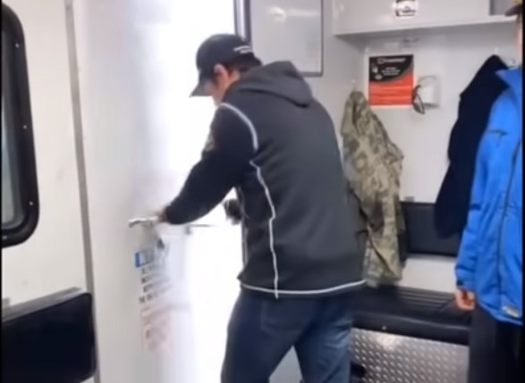 Ему говорили не открывай дверь!!! ?