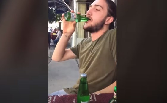 Решил открыть пиво айфоном ???