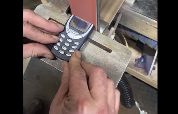 Уничтожение Nokia 3310 нождачкой! Залипательное видео!