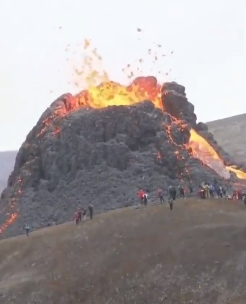 Вулкан, лава, брызги, люди