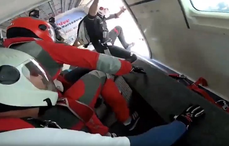 Самолет заглох перед прыжком парашютистов