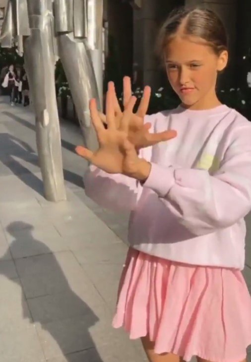 Иллюзия с помощью рук