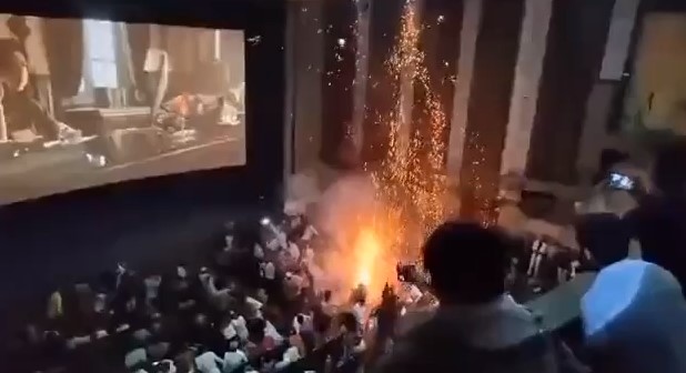 Эпичный фейерверк прямо в кинотеатре
