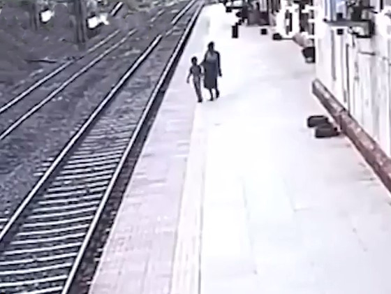 Супергеройское спасение ребенка от поезда