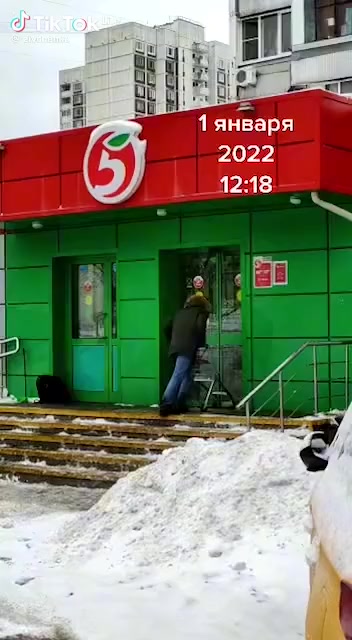 Они сейчас не откроют!Не стучи!!!
