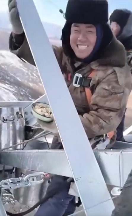 Экстремальный обед на огромной высоте