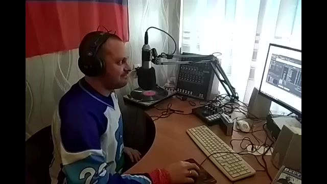 Zаграничная дурня - в Великобритании мужик успокаивает себя тарантулами