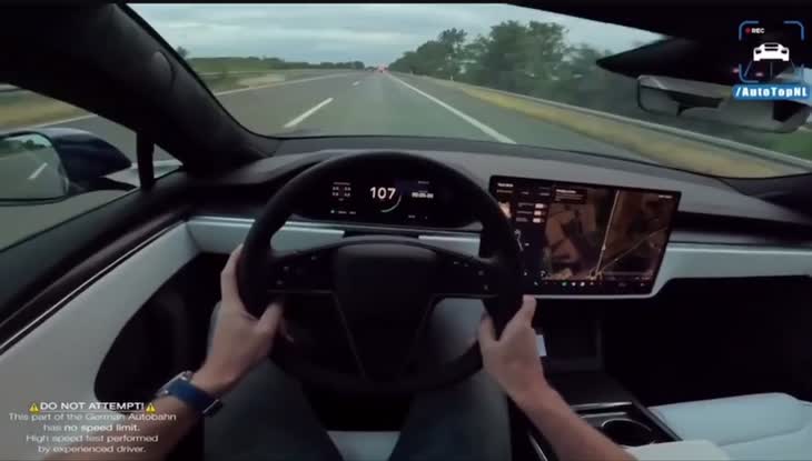 Максимальная скорость Tesla Model S Plaid