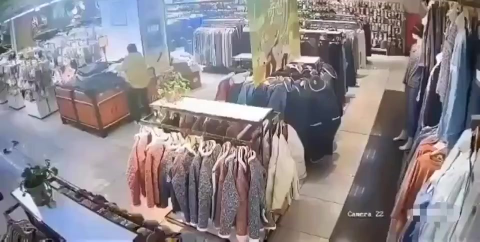 Пол провалился под женщиной в магазине одежды