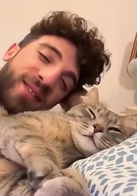 Кошки часто копируют своих хозяев