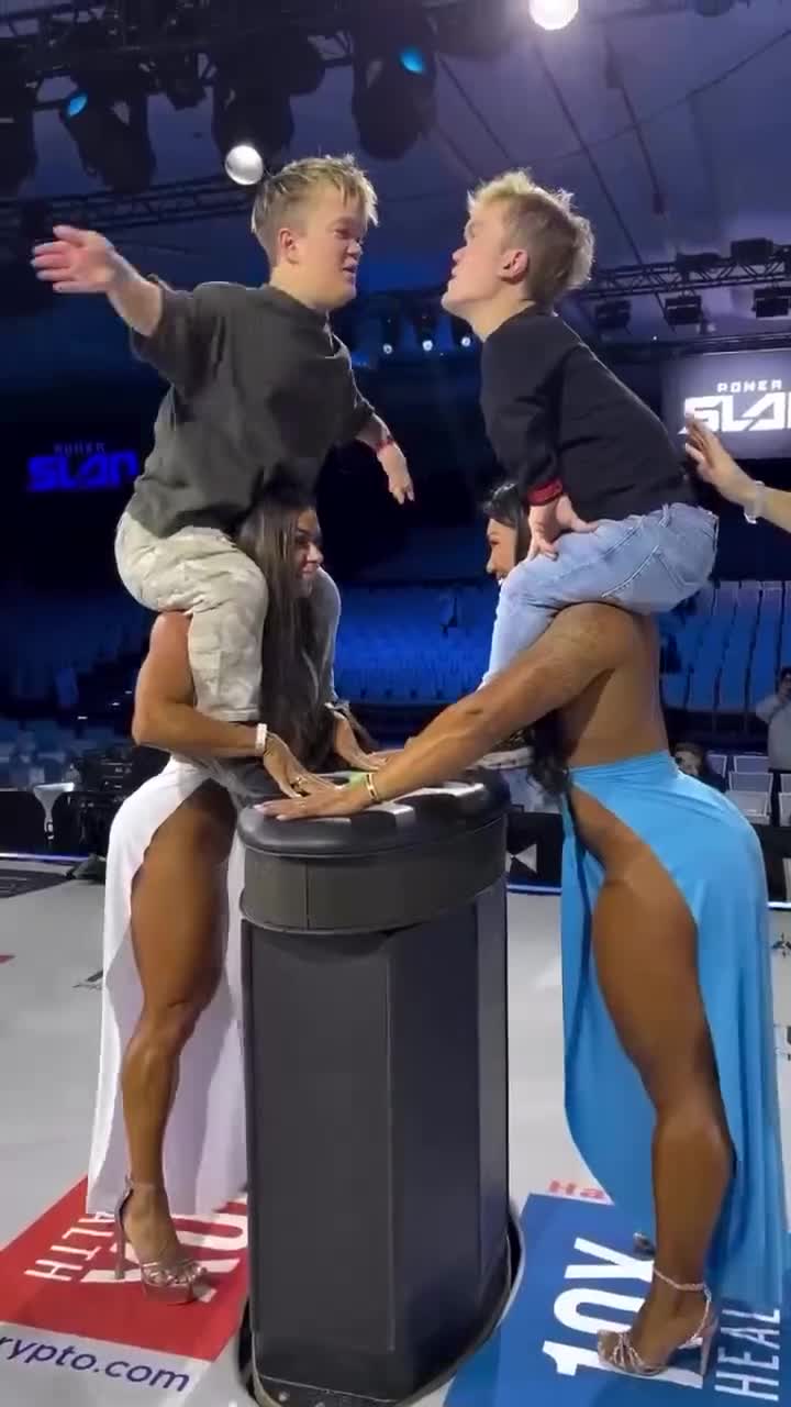 Карлики на плечах у женщин, соревнуются в пощечинах