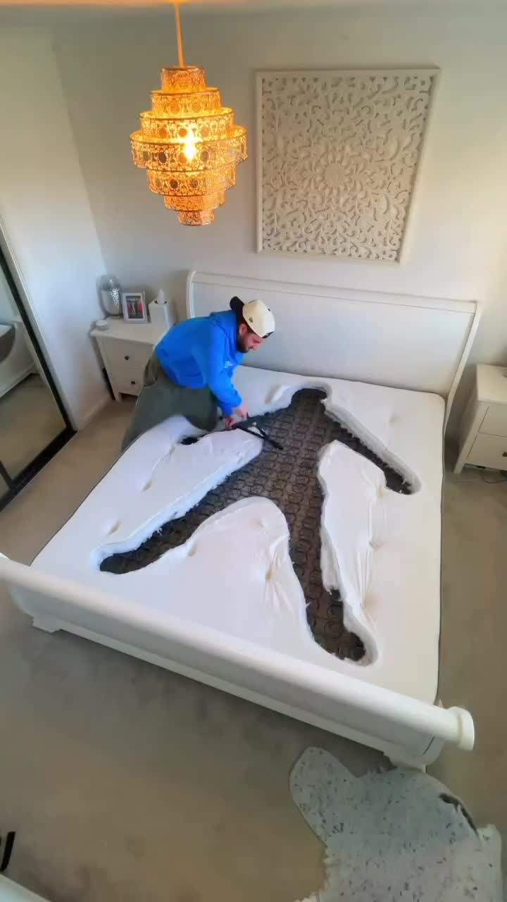 Мужчина вырезал дырку в матрасе и разыграл друга