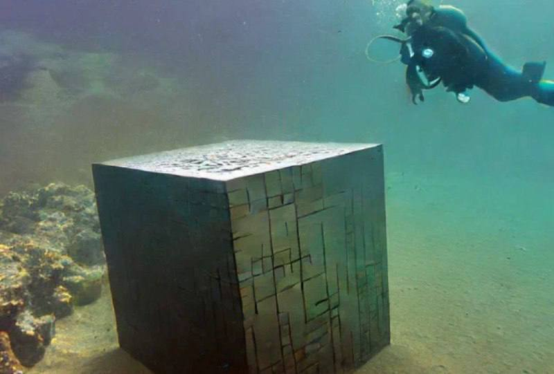 На дне океана обнаружен неизвестный металлический объект