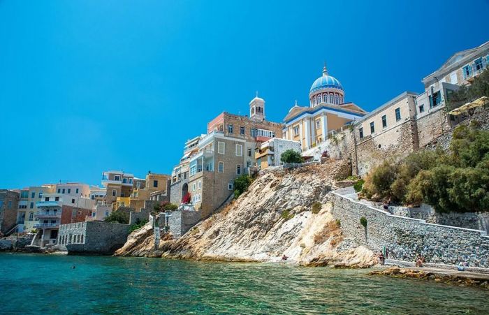 Мечтаете о жизни на греческом острове? Сирос предлагает уникальную возможность!
